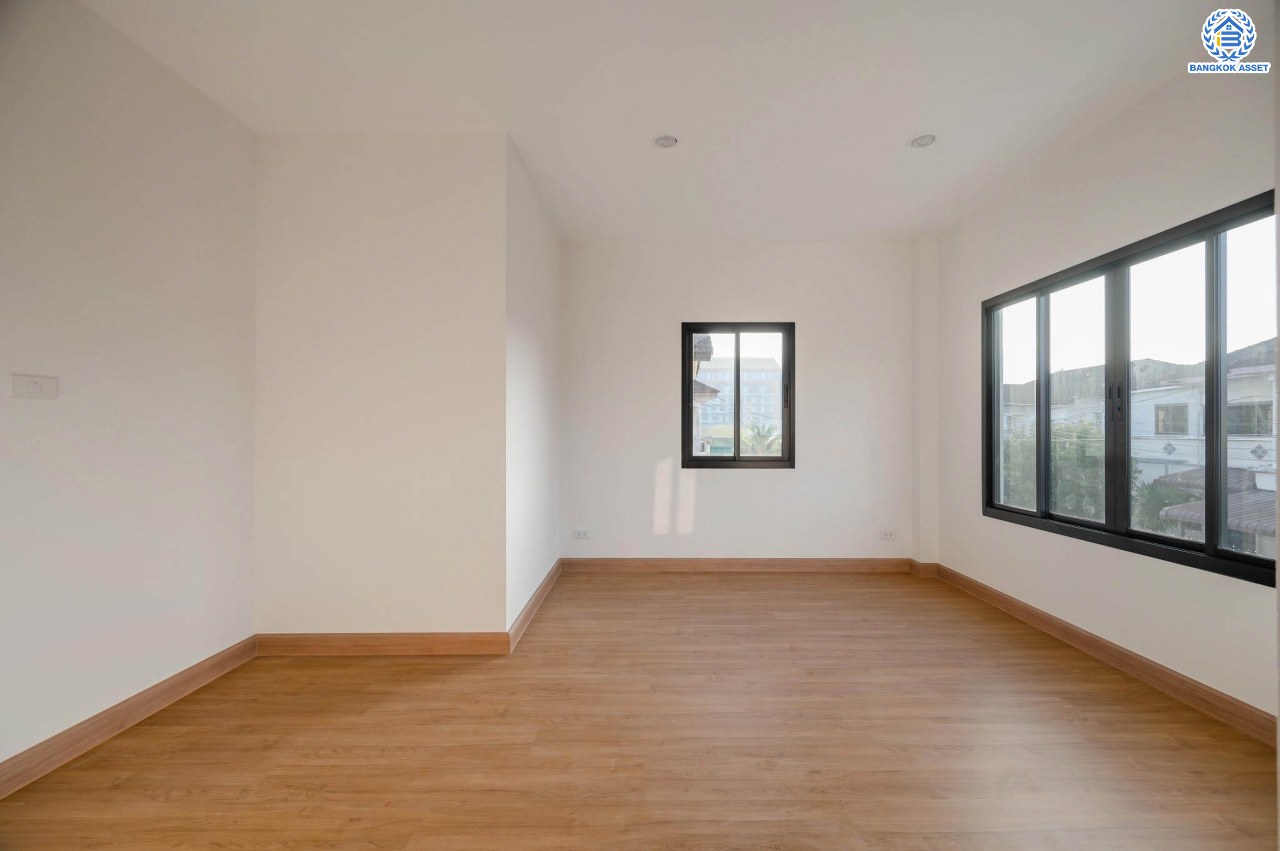 บ้านเดี่ยวมือสอง โครงการ ศศิธร บางบอน3 รองรับทุกความสุข เนื้อที่ 53.7 ตร.ว. ฟังก์ชัน 3 ห้องนอน 2 ห้องน้ำ 1 ห้องอเนกประสงค์ จอดรถได้ 2 คัน บนทำเลใกล้รถไฟฟ้าสายสีน้ำเงิน "สถานีหลักสอง" และจุดขึ้นทางด่วน "พระราม2" และ The Mall บางแค...